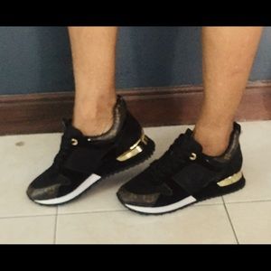 New Louis Vuitton Run Away Sneakers 8.5..
